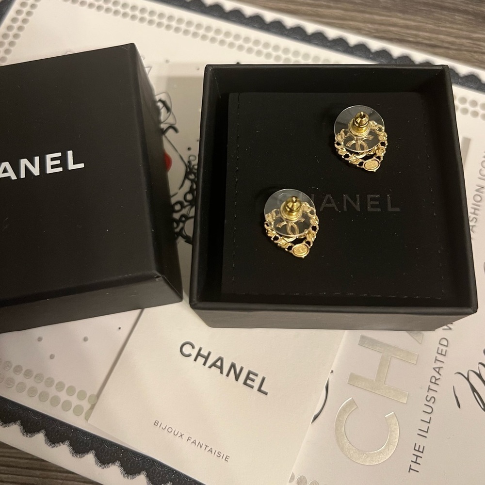 Chanel Gold Crystal and Faux Pearl CC Heart Earrings - Picture 5 of 7